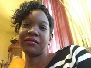 Si rifiuta di dargli dei soldi: il compagno le spara un colpo alla nuca davanti alla figlia