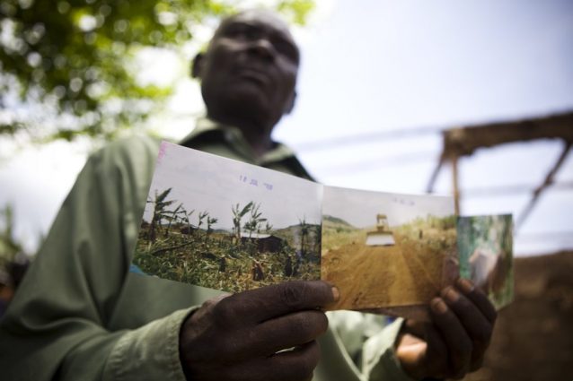 Un contadino vittima dell’accaparramento di terra in Uganda (Oxfam)