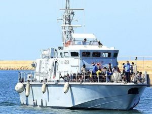 Nave della Guardia Costiera con 522 naufraghi a bordo attende da giorni un ‘porto sicuro’