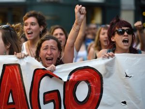 Stuprarono 18enne alla festa di San Fermin: liberi con 6mila euro i 5 uomini del “branco”