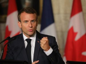 Francia, Emmanuel Macron sui gilet gialli: “Mi prendo la responsabilità, la collera è giusta”
