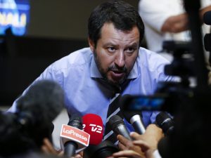 Censimento Rom, Matteo Salvini tira dritto: “Non mollo, prima gli italiani”. L’Ue avverte: “Esiste lo stato ...