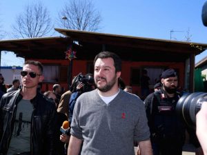 Censimento Rom, polemica contro Matteo Salvini. Gentiloni: “Ieri i rifugiati, domani le pistole per tutti”