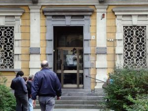 Biella. Porta la pistola al marito immobilizzato a letto e lo aiuta a uccidersi sotto inchiesta