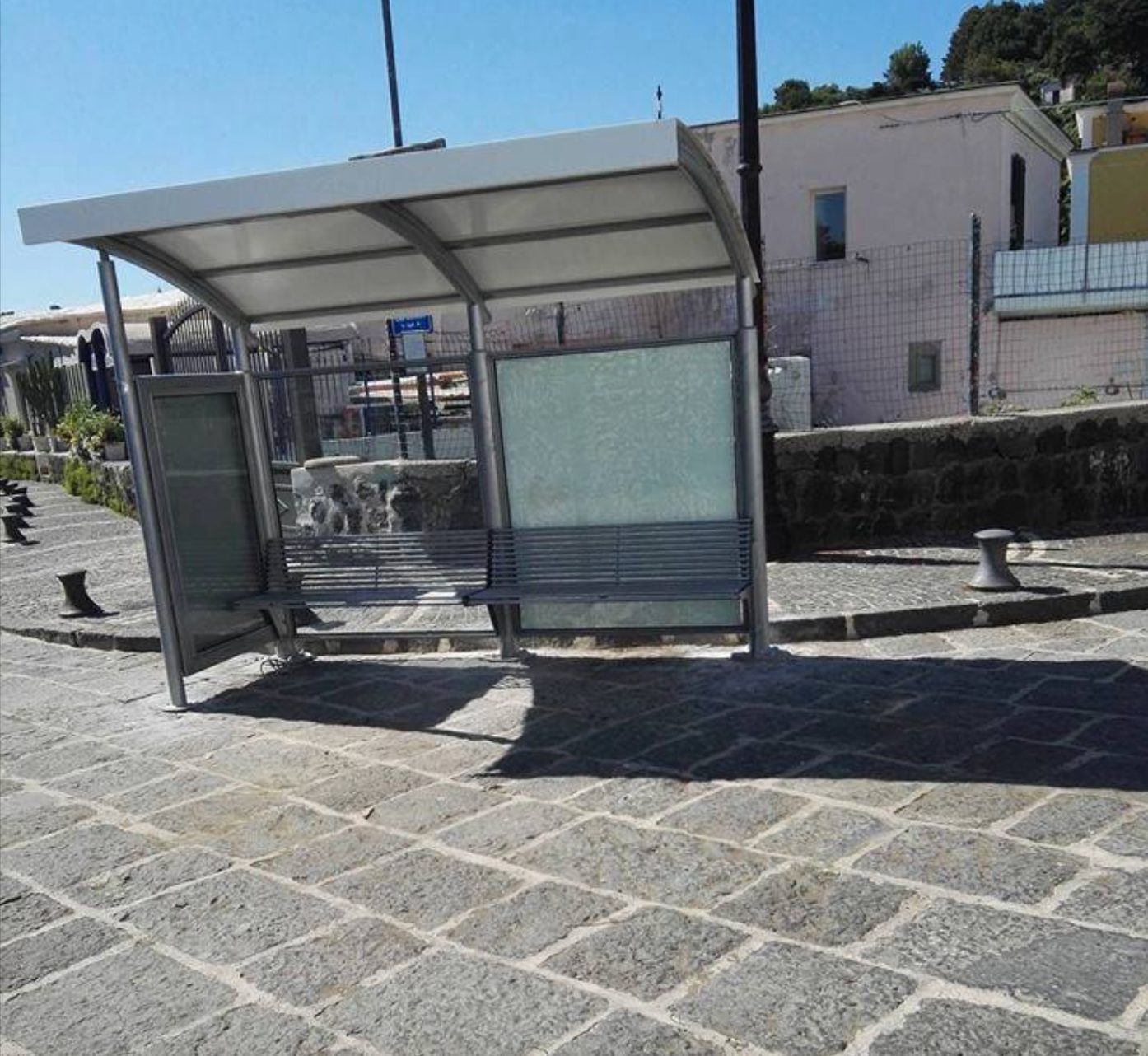 La nuovissima pensilina di Procida, non accessibile ai disabili.