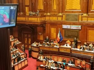 Def, le Camere approvano la risoluzione M5s-Lega: “Più flessibilità ed evitare aumento Iva”