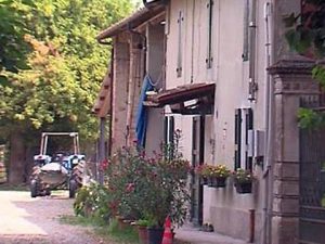 Spara in bocca alla moglie durante un lite per gelosia, poi scivola dal tetto e muore