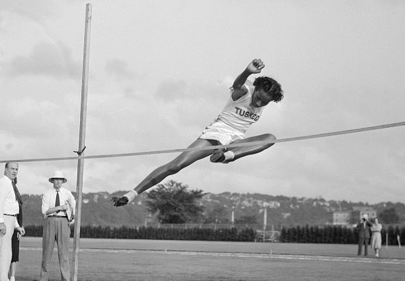 Alice Coachman, prima donna afroamericana a vincere una medaglia d'oro al salto in alto.