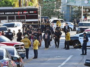 Hollywood, uomo armato si barrica in un supermercato, poi la sparatoria: uccisa una donna