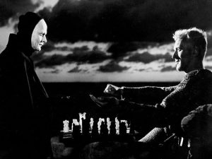 Bengt Ekerot e Max Von Sydow nella celebre scena de "Il settimo sigillo" (1956) di Ingmar Bergman.