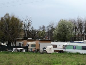 Prenota una casa al mare a Riccione ma si ritrova in un campo nomadi: truffa da 1200 euro