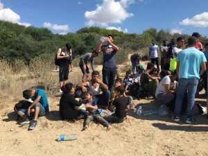 I migranti approdati sulla spiaggia di Isola Capo Rizzuto – Foto Francesca Stillitano
