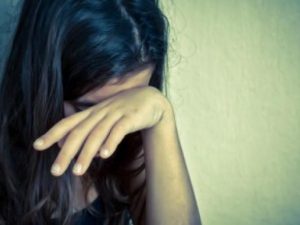 Quindicenne violentata otto volte dal fratello rimane incinta e abortisce, condannata a 6 mesi