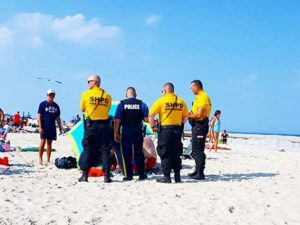 Prende il sole in spiaggia, trafitta all’improvviso da un ombrellone: 67enne grave in ospedale