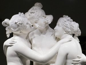 Il magnifico gruppo scultoreo delle "Tre Grazie", realizzato da Canova fra il 1812 e il 1817 e conservato presso l'Hermitage di San Pietroburgo.
