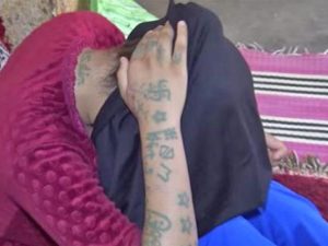Khadija, la 17enne marocchina rapita e violentata mostra i tatuaggi che gli aguzzi hanno inciso sul suo corpo