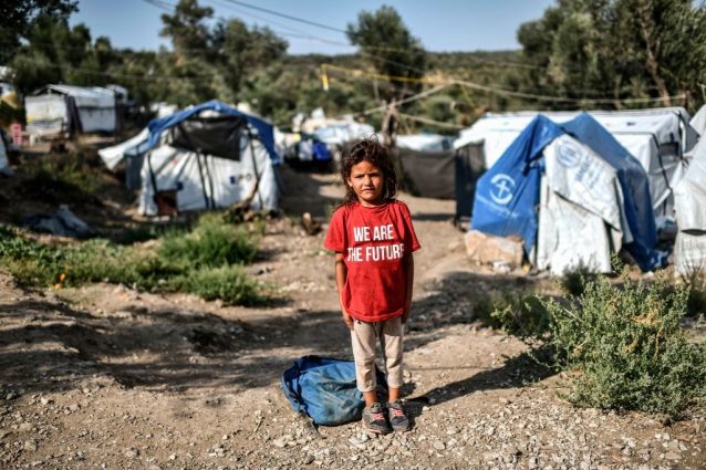 Una bimba nel campo profughi di Moria sull’isola greca di Lesbo (Gettyimages)