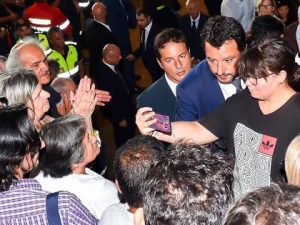 Crollo ponte di Genova, il ministro Salvini scatta un selfie con una ragazza durante i funerali di Stato: è ...