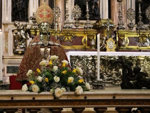 San Gennaro e la preziosa mitra del tesoro: un antico miracolo degli orafi napoletani