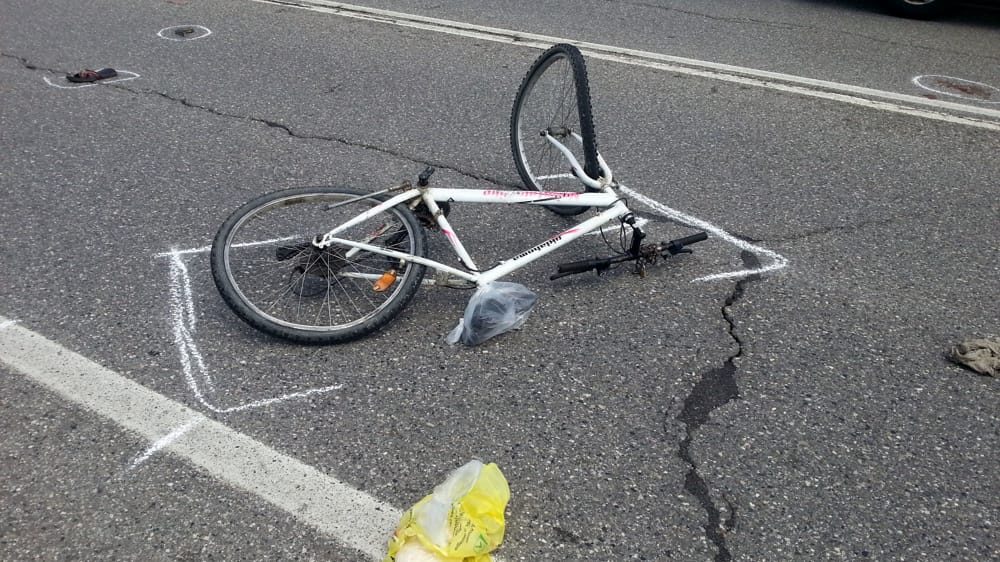 fabriano bimbo finisce sotto un auto con la bicicletta