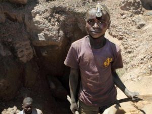 Bimbi minatori di cobalto nella Repubblica Democratica del Congo (Gettyimages)