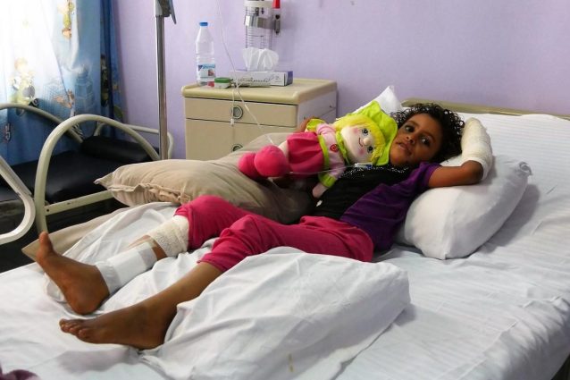Iman ferita in un bombardamento mentre giocava nel cortile di casa (Save the Children)