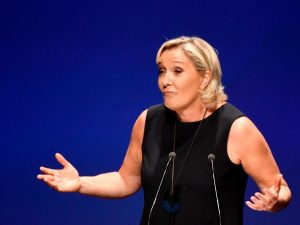 Il tribunale chiede una perizia psichiatrica per Marine Le Pen. E Salvini la difende