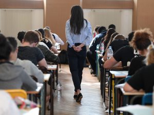 Scuola, troppe insegnanti donne: “Senza riferimenti maschili i ragazzi non superano gli stereotipi”
