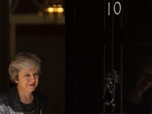 Brexit, May: “Con l’Ue stallo nei negoziati”. Opposizione laburista: “Hai fallito”