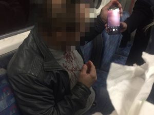 L'aggressione nella metro di Londra (Twitter).