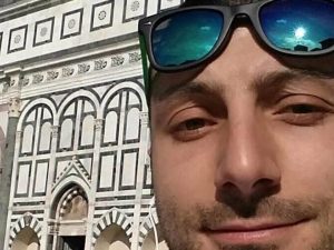 Scarperia, il papà che ha ucciso figlio di un anno a coltellate tenta suicidio in tribunale