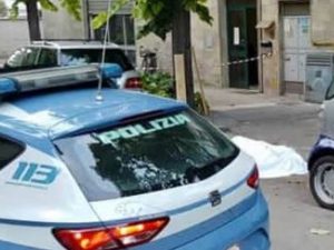 Esce dal portone e si accascia in strada, 26enne trovato morto sul marciapiede