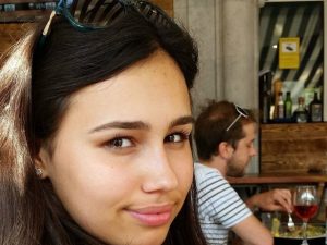 “Papà, aiutami! Non riesco a respirare”. 15enne muore dopo aver mangiato un panino in aereo