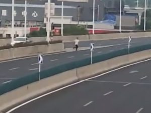 Salta dal ponte per sfuggire all’alcol-test, ferito e fermato: non era ubriaco