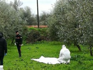 Bari, trans senza nome uccisa con una coltellata alla gola nella sua auto