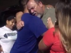 Non sa come curare sua moglie e vende la macchina: dopo 12 anni, i figli gliela ricomprano