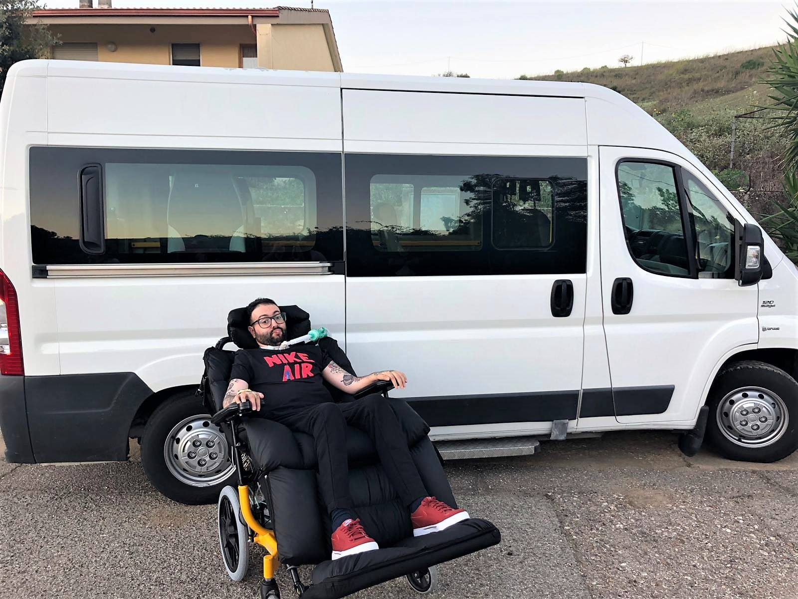 Andrea Turnu con la nuova ambulanza allestita.