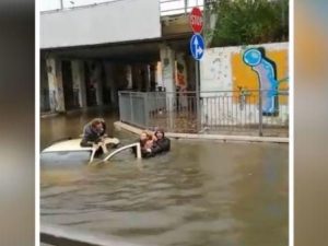 Chieti. Auto bloccata nel sottopasso. Si tuffa e salva donna: “Sembrava un film”