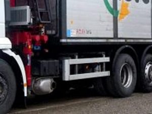 Firenze, tir dei rifiuti non si accorge di lei e la travolge: donna muore alla fermata bus