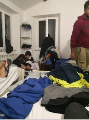 I lavoratori irregolari dei cantieri ammassati in un casolare