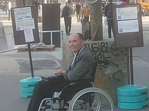 Il disabile protagonista della vicenda a Parigi (Twitter).
