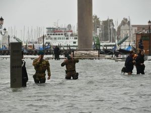 Acqua alta a Venezia per il maltempo (Twitter).