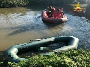 Vanno a pesca sul fiume : il gommone si rovescia - amico non dà l’allarme : muore un 27enne
