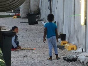 Due bimbi nel centro di detenzione per richiedenti asilo sull’isola di Nauru (Refugee Action Coalition)