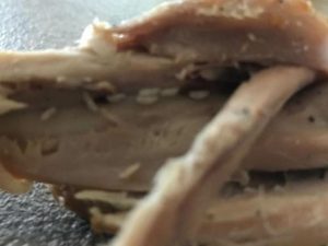 “Larve nel pollo che ho dato a mia figlia”, la denuncia di una mamma siciliana