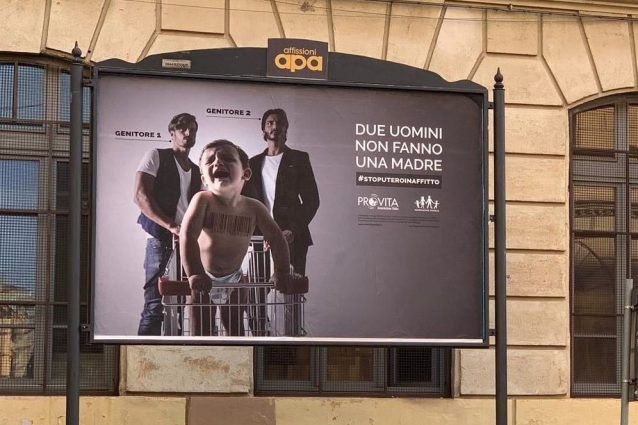 “Due uomini non fanno una madre”: nuova provocazione dei cattolici oscurantisti