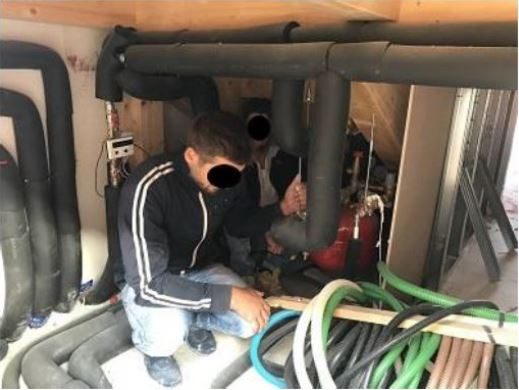 Operai del cantiere dello studentato nascosti nelle condutture per eludere i controlli.