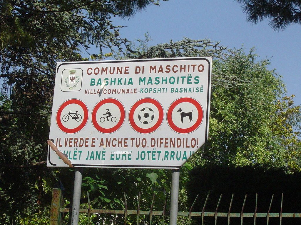 Cartello bilingue, italiano–albanese, nel comune di Maschito, in provincia di Potenza (Wikipedia)