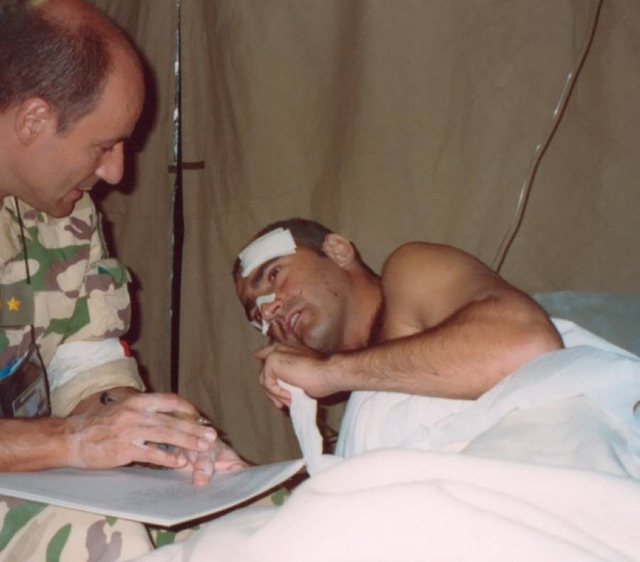 Saccotelli in un letto d’ospedale in Iraq dopo l’attentato (Riccardo Saccotelli)