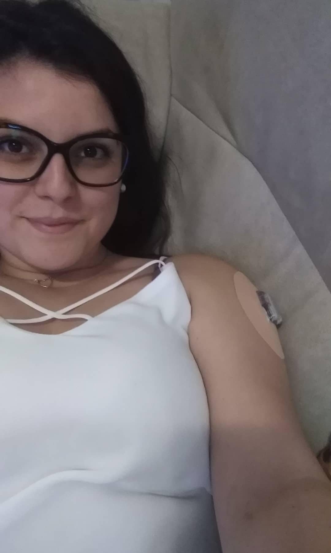 Giulia con il sensore per rilevare la glicemia sul braccio.